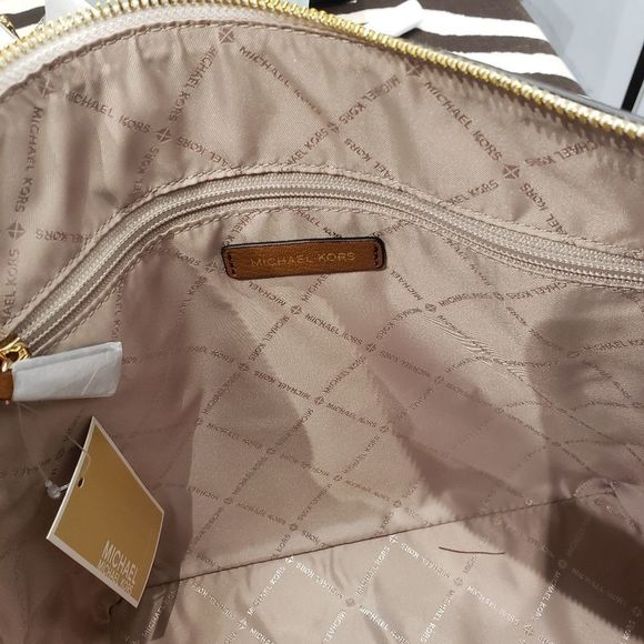 Michael Kors Charlotte Large Tote Set - Picture 7 of 10